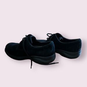 Merrell black 5.5 shoes